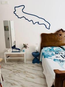 una camera da letto con un letto con una mappa sul muro di Blu Gargano Apartment a Manfredonia