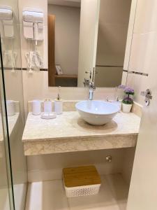 a bathroom with a sink and a mirror at Bello y confortable Apartamento con Parking in Encarnación