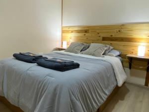 une chambre avec un lit avec deux serviettes dessus dans l'établissement Samsara, à El Chalten