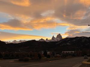 Elle offre une vue sur la chaîne de montagnes et le coucher du soleil. dans l'établissement Samsara, à El Chalten
