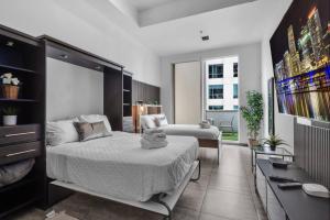 Televisyen dan/atau pusat hiburan di Cozy Studio in Brickell free parking