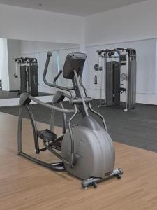 コタバルにあるRaudhah Homestay Kelantan River Viewのジム(室内のエアロバイク付) +8枚の写真