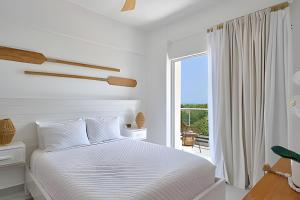 Un pat sau paturi într-o cameră la Feel Caribbean Breeze 1bdrm Apt.2min walking beach +64 fotografii
