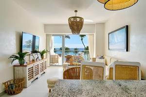 Μια τηλεόραση ή/και κέντρο ψυχαγωγίας στο Caribbean Life Paradise,1BDRM & BBQ Beachfront Apt