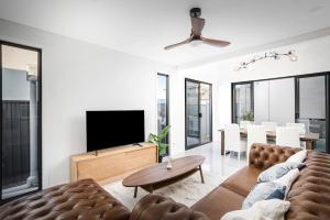 Μια τηλεόραση ή/και κέντρο ψυχαγωγίας στο Austral Luxury 5Br Classic Model House