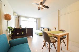 a living room with a dining table and a bedroom at Kamakura Jomyoji Terrace-鎌倉浄明寺テラス- in Kamakura