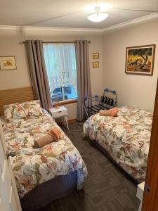 Un pat sau paturi într-o cameră la Cozy Cottage Victor Harbor