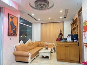 a living room with a couch and a table at Hoàng Anh hotel in Ðưc Trọng