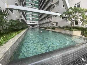Kolam renang di atau dekat dengan Cozy Staycation at Green Residences