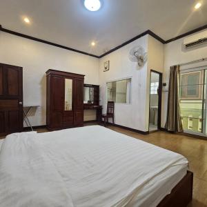 a large bedroom with a large white bed in it at Ali Xayathit Apartment & Hotel in Vientiane