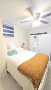Ένα ή περισσότερα κρεβάτια σε δωμάτιο στο Staten Island Cozy Private 1-br Basement Apt close to NYC Family & Pet Friendly +67 φωτογραφίες