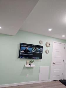 萨斯卡通Brighton B-Suite的墙上的平面电视