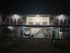 Bygningen som feriehuset ligger i + 2 billeder