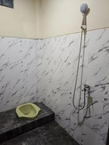 Et badeværelse på Kangen Sawah Cottage Syariah