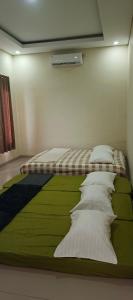 En eller flere senge i et værelse på Kangen Sawah Cottage Syariah