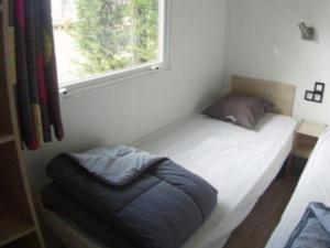 Ένα ή περισσότερα κρεβάτια σε δωμάτιο στο Mobil home 6 pers avec terrasse aux Achards - API-1-52-602