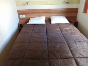 Ένα ή περισσότερα κρεβάτια σε δωμάτιο στο Mobil home confortable 8 personnes avec terrasse - API-1-52-684