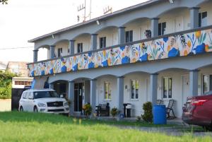 a building with a car parked in front of it at MARYAND in Soto la Marina