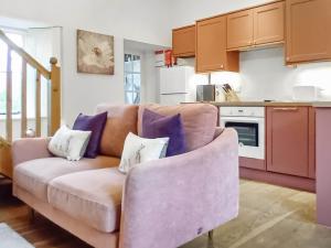 un soggiorno con divano e cuscini sopra di School Cottage a West Burton