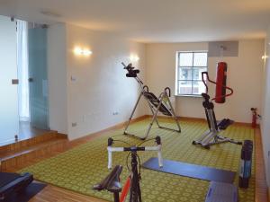 un gimnasio con 2 bicicletas estáticas en una habitación en Cascina Langa, en Trezzo Tinella