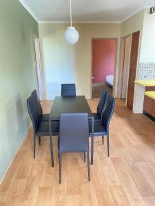 Χώρος καθιστικού στο Lakeside 2-Bedroom Villa