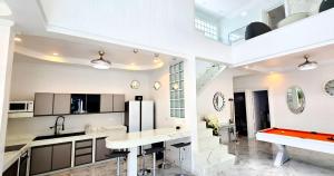 eine weiße Küche mit einer Spüle und einer Theke in der Unterkunft LUMALAND Luxury Pool Villa Pattaya Walking Street 8 Bedrooms in Pattaya South