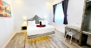 Un pat sau paturi într-o cameră la LUMALAND Luxury Pool Villa Pattaya Walking Street 8 Bedrooms +18 fotografii