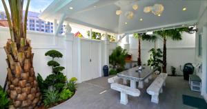 O grădină în afara LUMALAND Luxury Pool Villa Pattaya Walking Street 8 Bedrooms