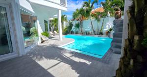 Piscina de la sau aproape de LUMALAND Luxury Pool Villa Pattaya Walking Street 8 Bedrooms