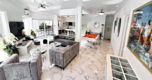 ein Wohnzimmer mit Sofas und einem Tisch in der Unterkunft LUMALAND Luxury Pool Villa Pattaya Walking Street 8 Bedrooms in Pattaya South + 18 Fotos