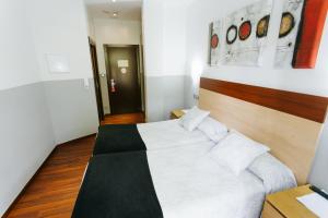A bed or beds in a room at Hostal San Ignacio Centro