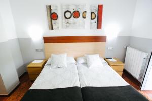 A bed or beds in a room at Hostal San Ignacio Centro