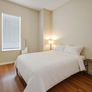 Postel nebo postele na pokoji v ubytování Soulard 2BR Balcony Free Parking Walk to Dining