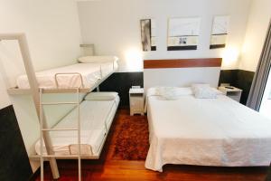 Łóżko lub łóżka w pokoju w obiekcie Hostal San Sebastian Centro