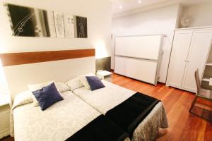 Łóżko lub łóżka w pokoju w obiekcie Hostal San Sebastian Centro
