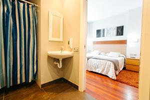 Łóżko lub łóżka w pokoju w obiekcie Hostal San Sebastian Centro