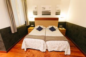 Łóżko lub łóżka w pokoju w obiekcie Hostal San Sebastian Centro