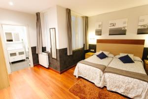 Łóżko lub łóżka w pokoju w obiekcie Hostal San Sebastian Centro