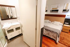 Łóżko lub łóżka w pokoju w obiekcie Hostal San Sebastian Centro