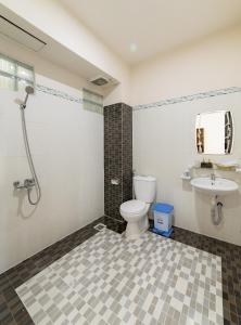 ダナンにあるHS Hotelのトイレと洗面台付きのバスルーム +37枚の写真