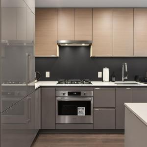 Η κουζίνα ή μικρή κουζίνα στο Modern Condo with King Bed, Balcony and Parking near SkyTrain for 4 +6 φωτογραφίες