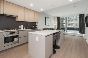 Η κουζίνα ή μικρή κουζίνα στο Modern Condo with King Bed, Balcony and Parking near SkyTrain for 4