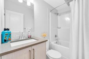 Vannituba majutusasutuses Private, Stylish and Peaceful 2BR Guest Suite +33 fotot