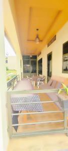een buitenzicht op een terras met een tafel en banken bij Homescapes in Kigali