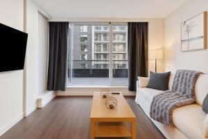 Μια τηλεόραση ή/και κέντρο ψυχαγωγίας στο Modern Condo with AC, Balcony and Laundry near SkyTrain for 4