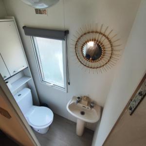 Ένα μπάνιο στο Mobil home Cosy & Calme Hourtin
