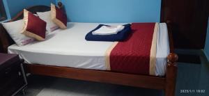 un lit avec des oreillers et une couverture dessus dans l'établissement PANMOZHI RESIDENCY guest house, à Tiruvannāmalai