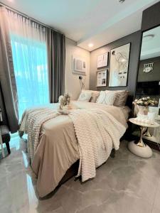 a bedroom with a large bed and a window at Le Menda Residences - Majestic Heights in Cebu City