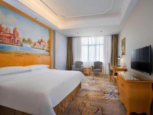 TV a/nebo společenská místnost v ubytování Vienna Hotel Shenzhen Longgang Dayun Center Branch