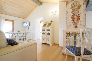 a living room with a table and a dining room at Casa Ursic Scrittore in Grimacco